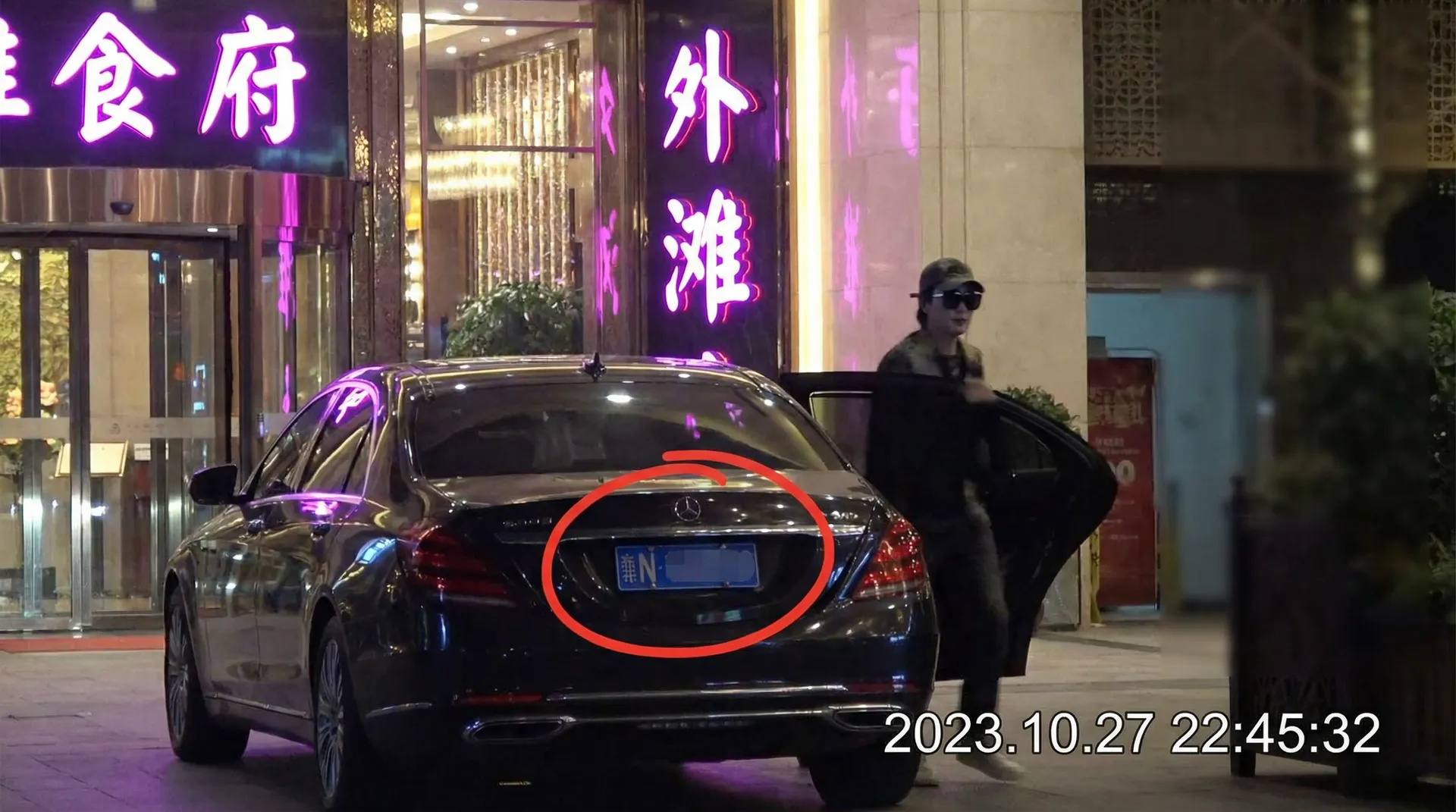 黑料51官网-深网资讯|暗网独家爆料|黑料51平台 - 豪车餐厅外被拍